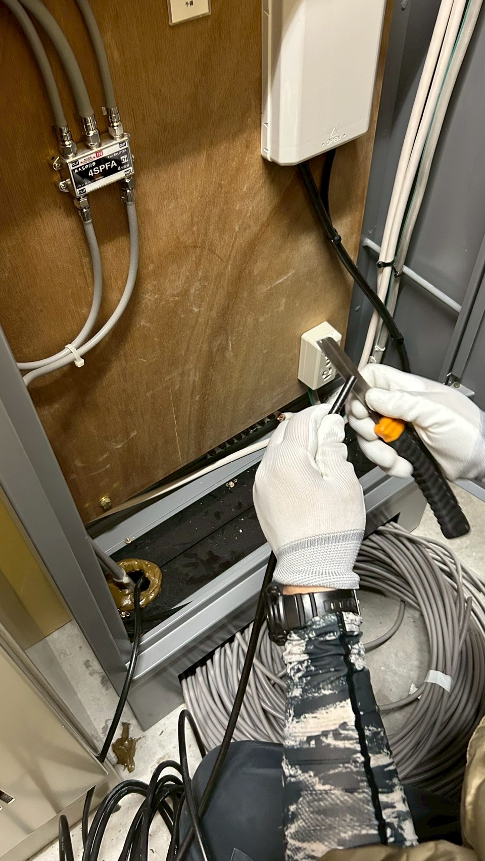 現場で工具を使い施工を進める電気工事士